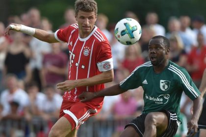 Bayern schwitzen und siegen – Rummenigge fordert Müller