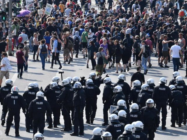 Konfrontation: Polizisten versuchen, mehreren Tausend Demonstranten den Weg zur Elbphilharmonie abzuschneiden. Foto: Boris Roessler/dpa