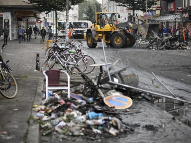 Randalierer haben im Hamburger Schanzenviertel eine Spur der Verwüstung hinterlassen. Foto: Christian Charisius/dpa