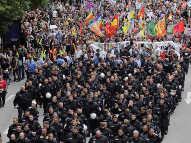 Das ist nicht der schwarze Block: Polizisten marschieren an der Spitze eines Demonstrationszugs durch Hamburg. Foto: Kay Nietfeld/dpa