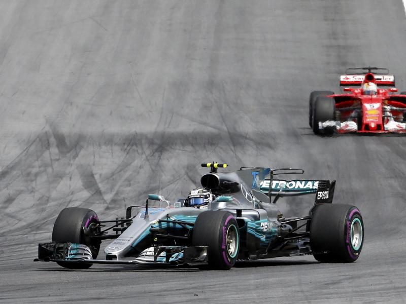 Mercedes-Fahrer Bottas siegt vor Vettel
