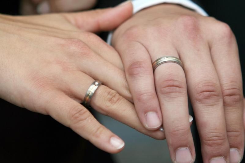 Paar lernt sich online kennen – Alte Fotos bestätigen “Schicksal”