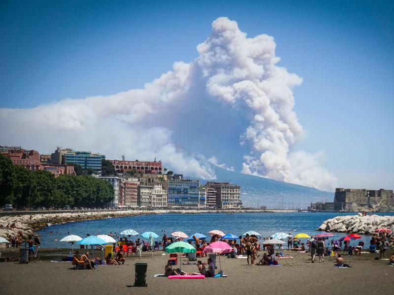 Rauchsäulen am Vesuv – Italien kämpft mit Bränden