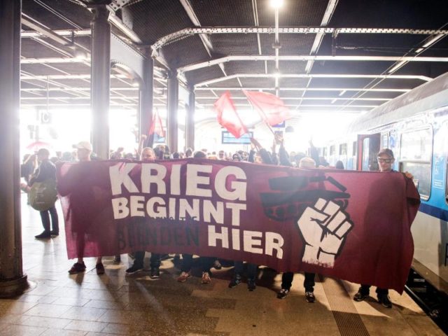 «Krieg beginnt hier» - G20-Gegner aus dem Protest-Sonderzug «ZuG20» kündigten schon bei ihrer Ankunft im Hamburger Hauptbahnhof eine harte Gangart an. Foto: Daniel Bockwoldt/dpa