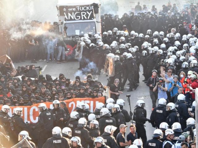 Konfrontation in Hamburg: Der schwarze Block und die Polizei. Foto: Boris Roessler/dpa