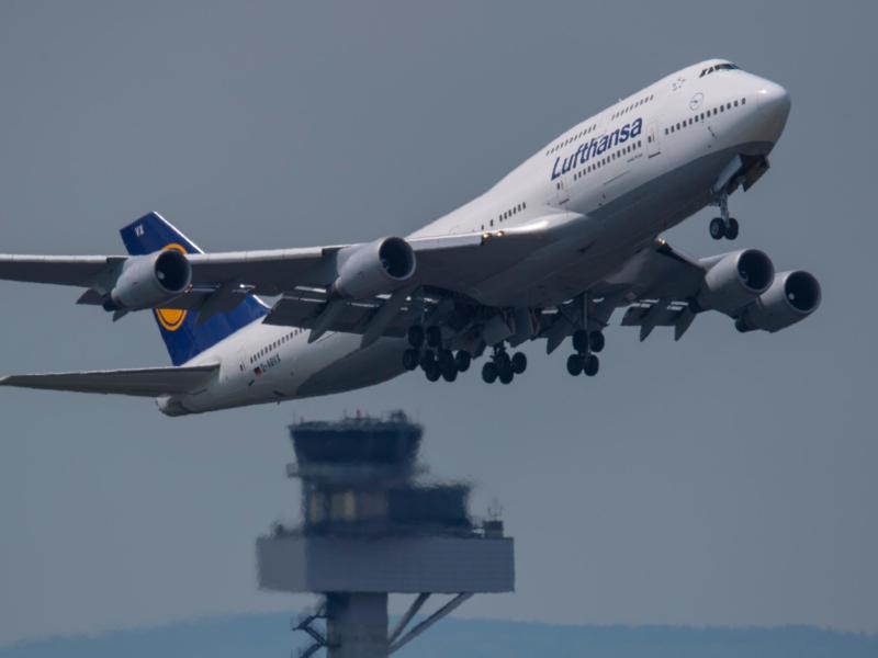 Mit 370 Passagieren an Bord: Lufthansa-Maschine muss kurz nach Start wegen technischer Probleme umdrehen