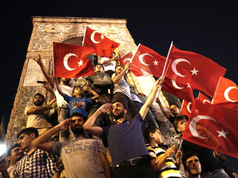 Zehntausende versammeln sich in Istanbul zu Putsch-Gedenken