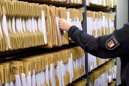 Wie NGOs bei Asylklagen helfen: Verwaltungsgerichte ersticken in Aktenbergen