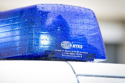 Zeugen gesucht: Blinde Kölnerin von Unbekanntem in Einfahrt gezerrt und beraubt