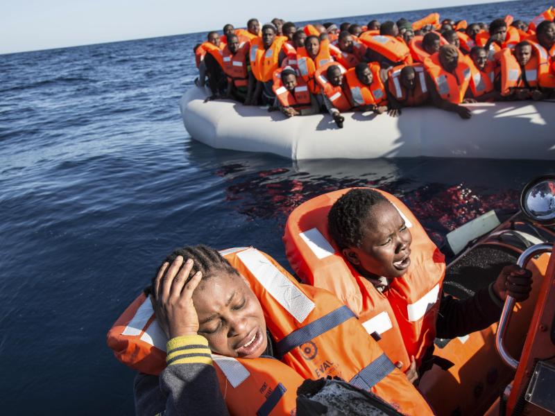 Spaniens Küstenwache rettet fast 700 Migranten aus Mittelmeer