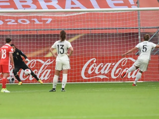 Babett Peter (r) trifft vom Elfmeterpunkt zum 1:0 gegen&nbsp;Russland. Foto: Carmen Jaspersen/dpa