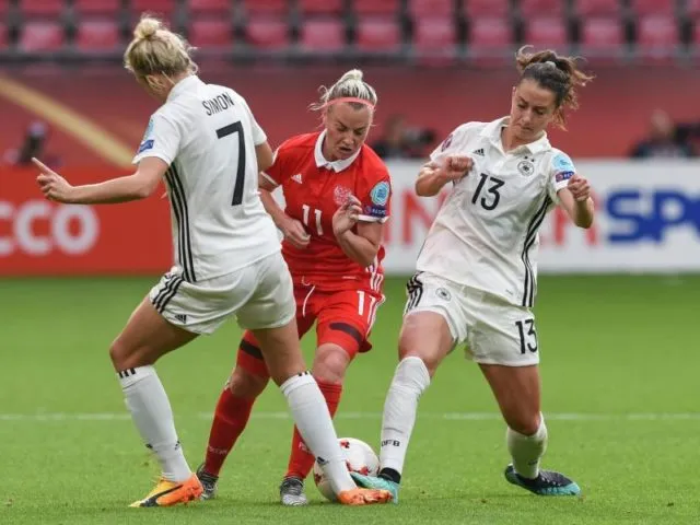 Carolin Simon (l) und Sara Däbritz (r) nehmen die Russin Ekaterina Sotschnewa in die Zange. Foto: Carmen Jaspersen/dpa