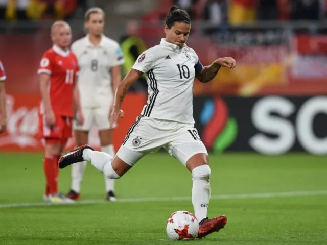 Spielführerin Dzsenifer Marozsan traf ebenfalls per Strafstoß. Foto: Carmen Jaspersen/dpa