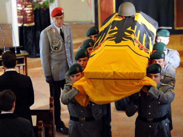 Trauergottesdienst für den in Afghanistan gefallenen Oberfeldwebel Florian Pauli im Oktober 2010. Foto: Maurizio Gambarini/dpa