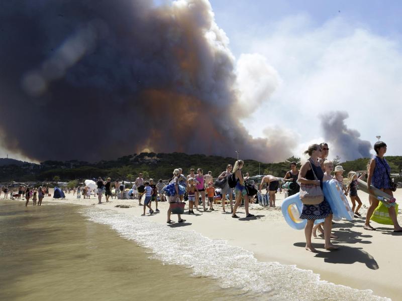 Rund 22.000 Festivalbesucher in Spanien wegen Brandes in Sicherheit gebracht