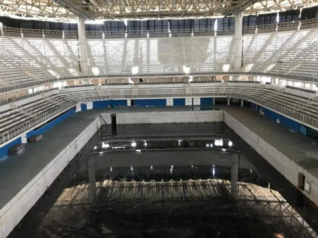 Das Becken der Schwimmarena wurde demontiert, heute sammelt sich dort eine mit Ölfilmen durchzogene Brühe. Foto: Georg Ismar/dpa