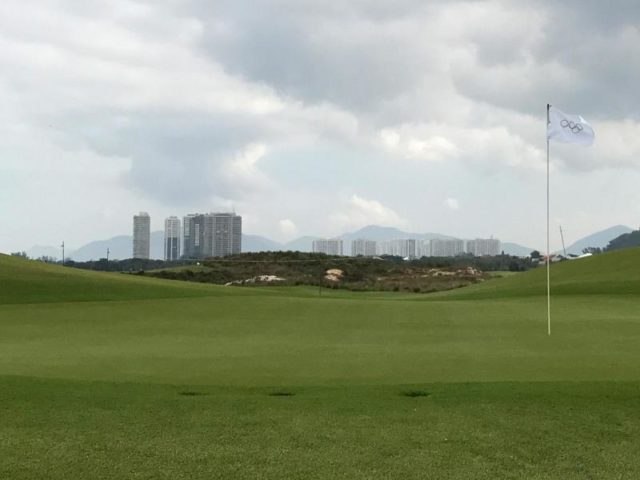 Im Schnitt 30 bis 50 Menschen spielen pro Tag auf der neugebauten Golfanlage in Rio. Foto: Georg Ismar/dpa