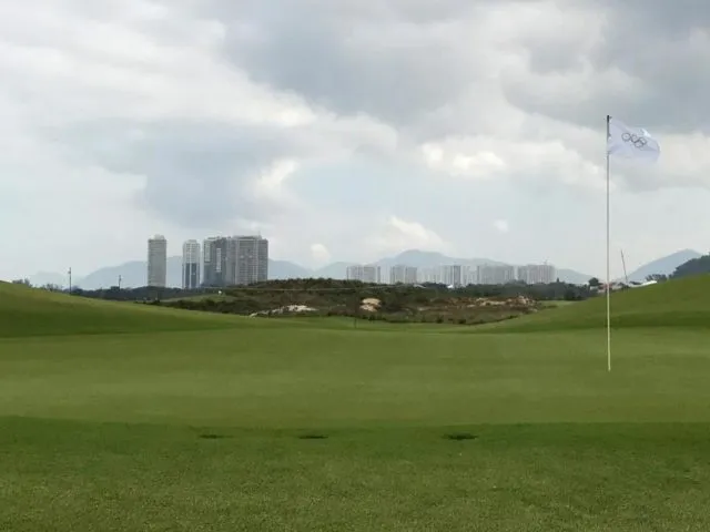 Im Schnitt 30 bis 50 Menschen spielen pro Tag auf der neugebauten Golfanlage in Rio. Foto: Georg Ismar/dpa