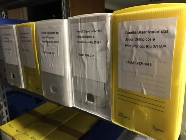 Akten zu den Olympischen Spielen 2016. Es gibt immer noch über 35 Millionen Euro Schulden. Foto: Georg Ismar/dpa