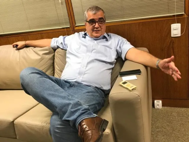 Der Sprecher des Organisationskomitees der Olympischen Spiele 2016 in seinem Büro im Zentrum Rio de Janeiros. Foto: Georg Ismar/dpa