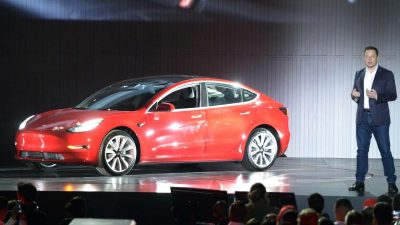 Tesla-Chef schickt günstigeres Model 3 ins Rennen – Konkurrenz für VW und BMW
