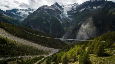 Längste Fußgänger-Hängebrücke in der Schweiz eröffnet