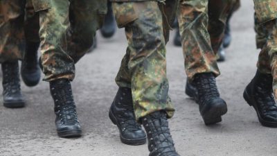 Soldat nach 3 Kilometer Fußmarsch zusammengebrochen und gestorben