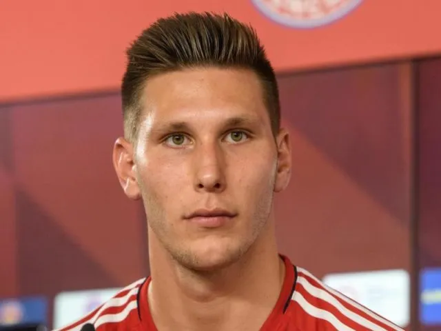 Niklas Süle auf seiner ersten Pressekonferenz im Bayern-Dress. Foto: Matthias Balk/dpa