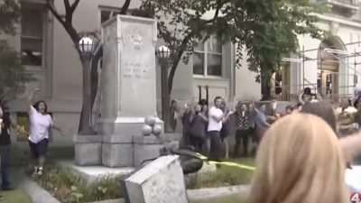 Gestürzte Denkmäler in USA: Kommunistin (22) verhaftet, nachdem sie Südstaaten-Statue zerstörte