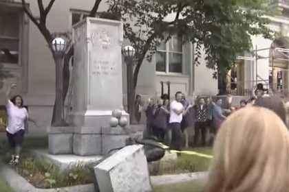 Gestürzte Denkmäler in USA: Kommunistin (22) verhaftet, nachdem sie Südstaaten-Statue zerstörte