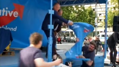 Angriff auf Gauland-Auftritt: Randalierer reißt Rednerpult von AfD-Bühne + VIDEO