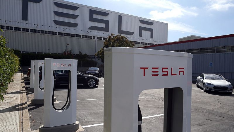 Tesla-Mitarbeiter beschweren sich über niedrige Löhne und Arbeitsunfälle