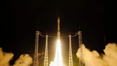 Vega-Rakete bringt zwei Beobachtungssatelliten ins All