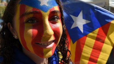 „Republik, Republik“: Zehntausende demonstrieren für die Unabhängigkeit Kataloniens