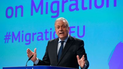 EU-Flüchtlingskommissar: „Menschenhändler sind unsere größten Gegner“ und – NGOs sollen sich an Kodex halten