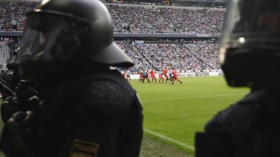 Grüne: Fußballvereine sollen mehr für Sicherheit zahlen