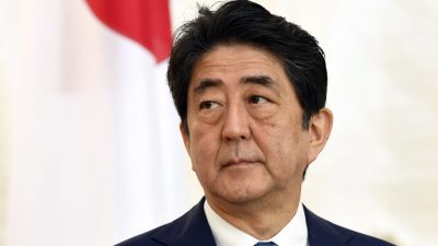 Japans Premier Abe bildet Kabinett um