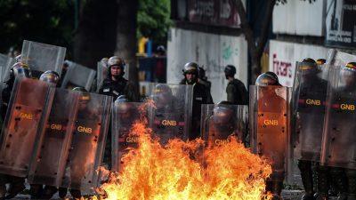 Opposition: Mitglieder der Verfassungsversammlung stürmen Parlamentssaal in Caracas