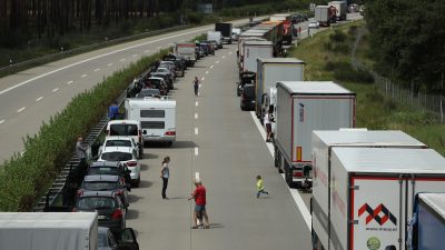 30.000 Bierflaschen verteilen sich bei Unfall auf hessischer Autobahn