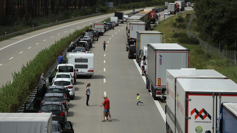 Großeinsatz auf A24: Salpetersäure-Transporter sorgt für Vollsperrung – Wohnblock im Ort Walsleben evakuiert