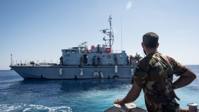 Libyens Küstenwache setzt NGO-Schiff fest – Identitäre Bewegung behauptet, beteiligt zu sein
