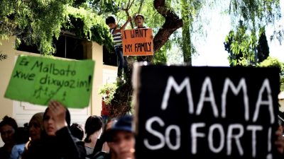Flüchtlingsprotest vor deutscher Botschaft in Athen – Vorwurf: Berlin behindert Zusammenführung von Familien