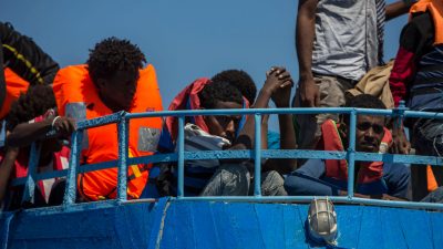 „Wir sitzen fest“: Spanisches Fischerboot mit Migranten an Bord findet keinen Hafen