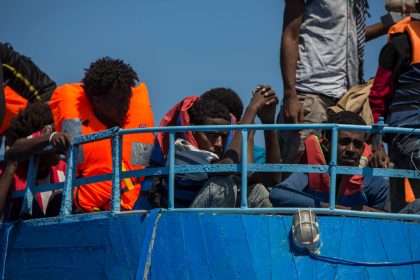 “Wir sitzen fest”: Spanisches Fischerboot mit Migranten an Bord findet keinen Hafen