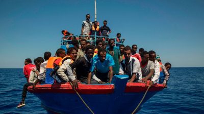 Bundeswehr sammelt 124 Menschen vor der libyschen Küste auf – die italienische Küstenwache 900