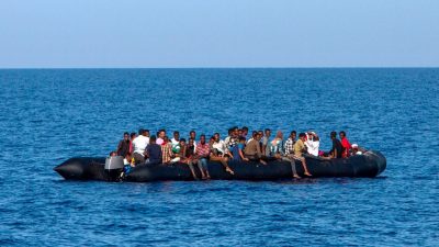 15 Boote mit fast 600 Menschen: Spanische Küstenwache sammelt Flüchtlinge in der Straße von Gibraltar auf