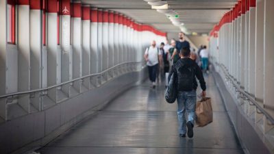 Wegen Bombenentschärfung in Tegel: Flugzeuge landen am BER-Terminal – Passagierstau