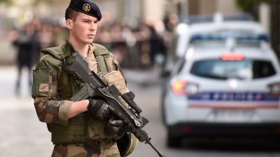 Mann rast in Frankreich mit Auto in Soldatengruppe