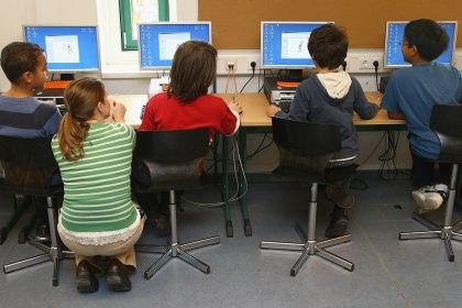 Schauspielerinnen kritisieren deutsches Schulsystem: Zu viel Leistungsprinzip verbunden mit “unfassbarer Angst zu versagen”