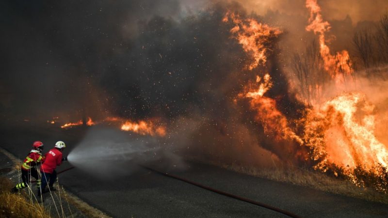 Waldbrände schließen 2000 Menschen in Portugal ein
